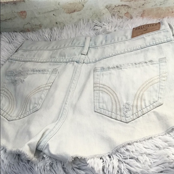 Light Wash Hollister 5-Pocket Distressed Denim Jean Shorts - Picture 4 of 8